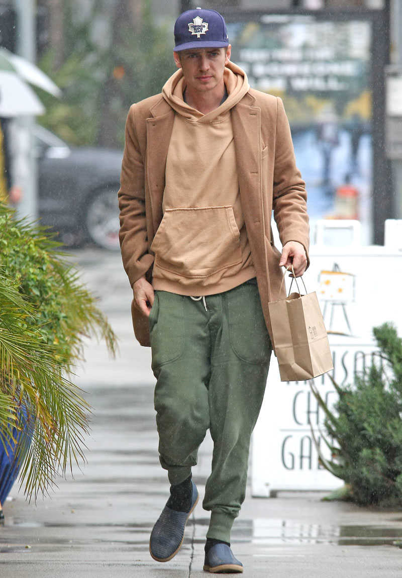 ヘイデン・クリステンセン流リラックス着こなし！上手なカラーパーカ